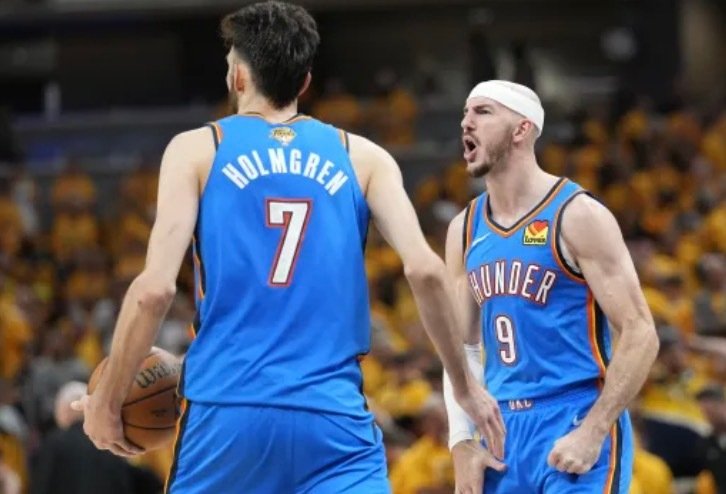 #雷霆vs独行侠#Underdog NBA报道，雷霆最新伤病名单显示，卡鲁索因脚踝伤势将缺席明日的比赛，切特则因膝盖伤势同样确定无法出战。

此外，米切尔也受到脚踝伤势影响，目前被列为出战成疑。在杰伦-威廉姆斯和卡森-华莱士已经长期缺阵的情况下，雷霆的可用轮换阵容进一步受到影响。 ​
