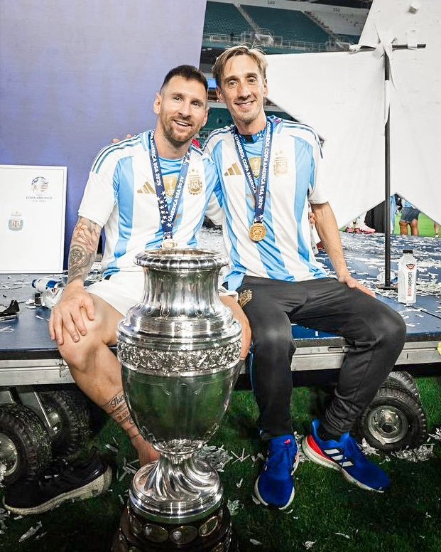 🥹🇦🇷 这是马蒂亚斯·曼纳（斯卡洛尼教练组战术助理）写给从国家队退役的莱奥·梅西的一封信：

“莱奥，我特别喜欢你感受比赛的方式：

‘现在咱们传个十脚球，球自然就进了，大家放轻松，踢就完事了。’

‘我们找到了那些以前踢前腰的中场，开始在中场减少丢球，把球权牢牢控在脚下，从那时起 ​