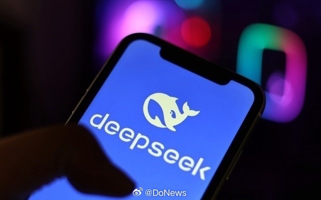 【#曝DeepSeek新融资近1000亿#】今天（22 日）上午，彭博社援引知情人士消息称，DeepSeek 在最新一轮融资中筹集了约 1000 亿元人民币，成为中国史上规模最大的融资之一。这笔资金也凸显了 DeepSeek 的全球扩张雄心，希望与 Anthropic、OpenAI 等 AI 巨头展开竞争。

据知情人士透露，DeepSeek 在与投资 ​