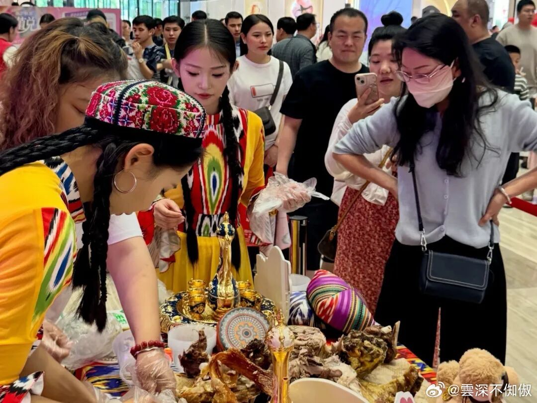 在北京路汇嘉时代广场，一场为期五天的“舌尖狂欢” 正在火热进行。刚出炉...