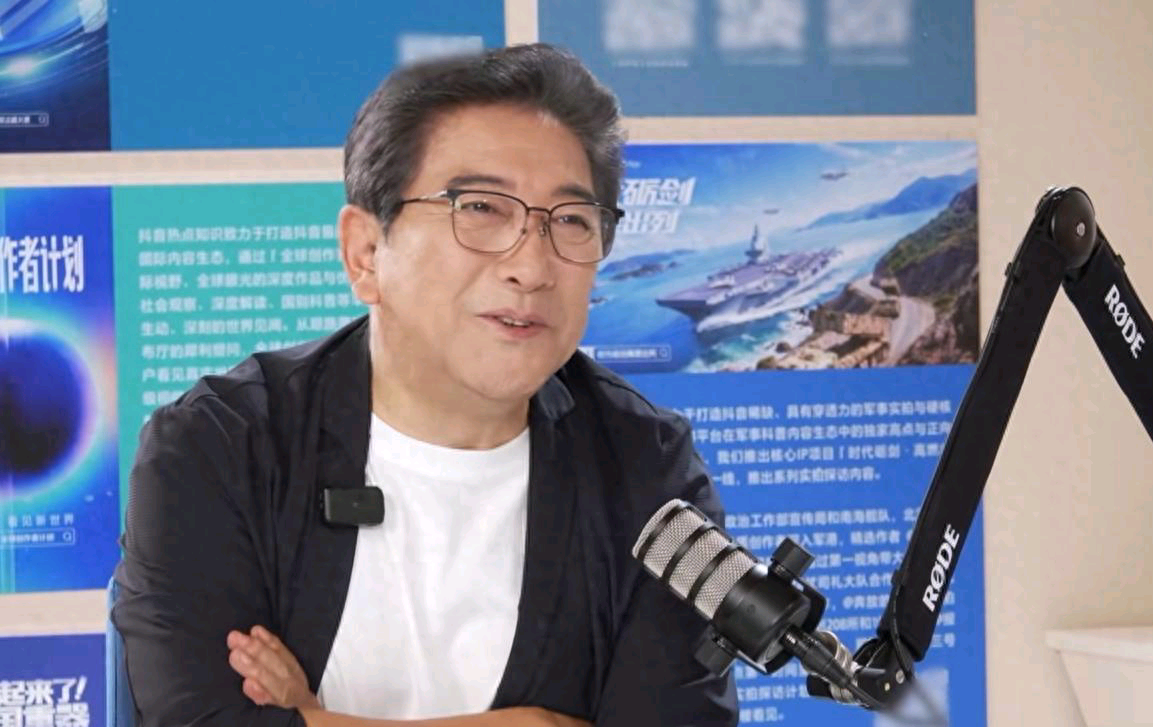 水均益公开评价蓝战非 直言对方真实有想法绝非装腔


近日水均益评价蓝战非的一句“不是装的”刷屏网络，背后的行业痛点值得所有人深思。

老媒体人的判断分量
见过上百位政要、在战地一线奔波三十多年的水均益，难道会随便给不熟的晚辈送高帽？他能说出这句评价，恰恰是三两句对话里就戳破了所有伪装，确认了蓝战非