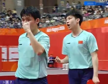 霸气！黄友政/林诗栋4-1击败日本组合松岛辉空/户上隼辅挺进男双决赛。

这一场中日男双对决看得热血沸腾！黄友政携手林诗栋顶住赛场压力，在先丢一局的不利局面下沉着调整，连扳四局，以4:1击败松岛辉空、户上隼辅组合，成功闯入男双决赛。
 
开局首局惜败，小将们没有慌乱，快速复盘稳住心态。每一次接发、每