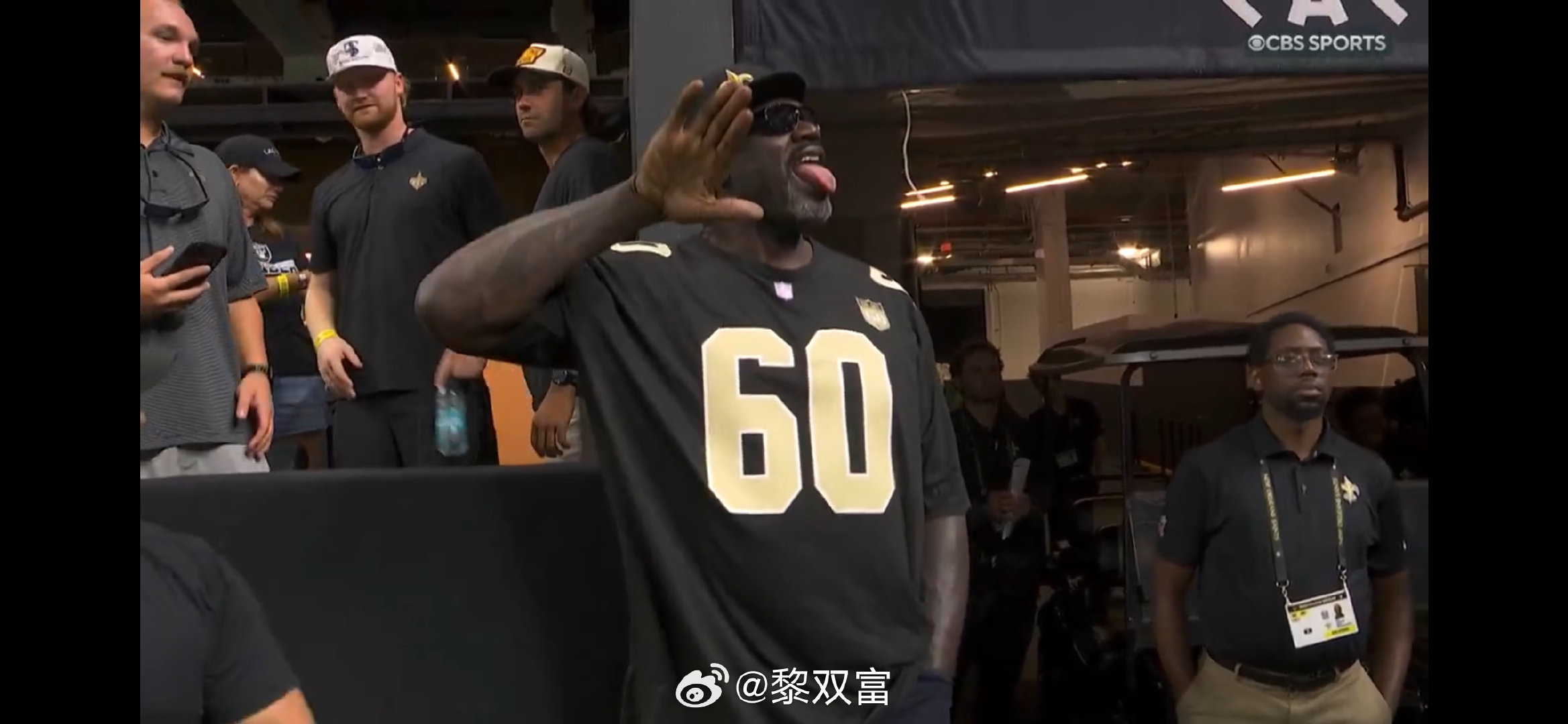 内马尔带媳妇现场观看NFL巴西赛
另一场NFL比赛，奥胖做了打碟表演 ​