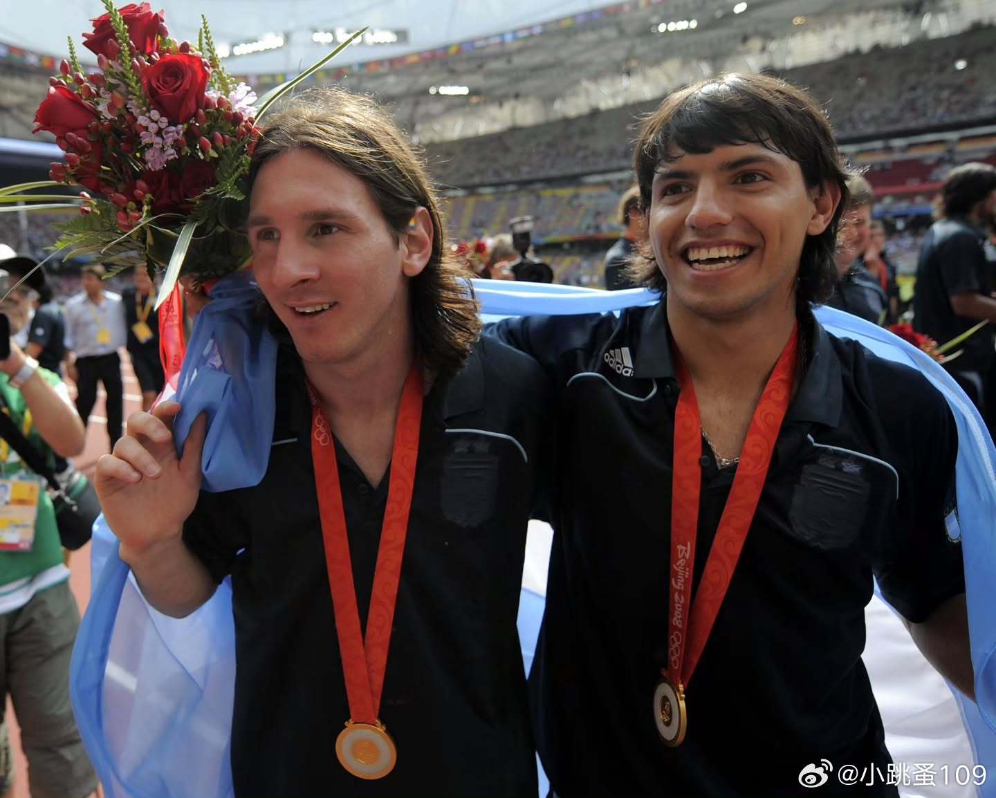 #阿根廷球迷俱乐部[超话]#  梅西北京奥运会之旅
2008年8月23日一个特殊的日子，阿根廷🇦🇷国家足球队在鸟巢1:0击败尼日利亚🇳🇬，成为第一支卫冕奥运男足的冠军球队。比赛中由梅西送出一脚直塞找到迪马利亚，迪马利亚单刀直面门将挑射破门，最终全场比赛结束阿根廷队1:0战胜尼日利亚获得奥运男 ​