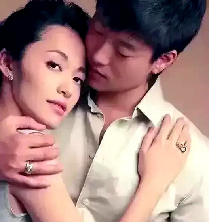 拍《潜伏》时孙红雷发飙，跟姚晨在片场直接对骂。谁能想到这成了全剧转折点。

2008年刚开机，孙红雷严苛批评姚晨的表演，两人当场爆吵。导演姜伟赶紧介入点拨姚晨：翠平就是个直肠子乡下女人。

转机在那场麻将戏。姚晨彻底放下包袱，带着满脸不耐烦的状态演完，反倒被导演叫好。孙红雷看她开窍，私下补了句“对事