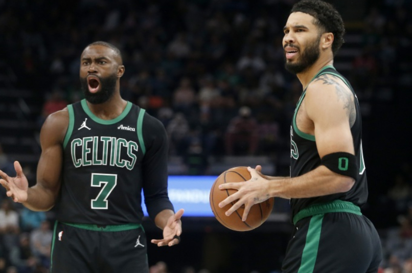 近日美国著名体育评论员A·史密斯录制了《Stephen A. Smith Sports》播客，在最新更新的一期里，他谈到杰伦·布朗和塔图姆的相关话题。

A·史密斯：我担心当谈到塔图姆时，我们也会说同样的话。看，布朗去了76人，马克西在76人，他是个世界级球员，顺便说一句也是个很棒的人。马克西，我坚持我的报道，就 ​