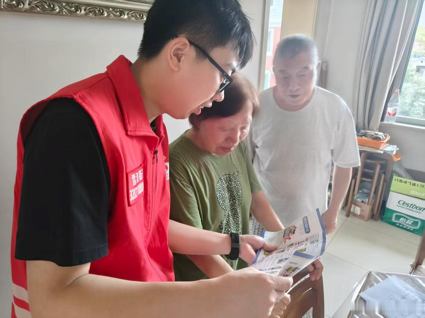 滨湖雪浪：“崇尚科学 远离邪教”   网格员反邪教入户宣传活动
        近日，滨湖区雪浪街道石塘社区网格员深入辖区居民家中，面向老年群体开展“崇尚科学 远离邪教”主题反邪教入户宣传活动，把反邪知识送到老年人身边，切实筑牢辖区老年群体的思想防护线。
        本次宣传活动以独居老人、空巢老 ​