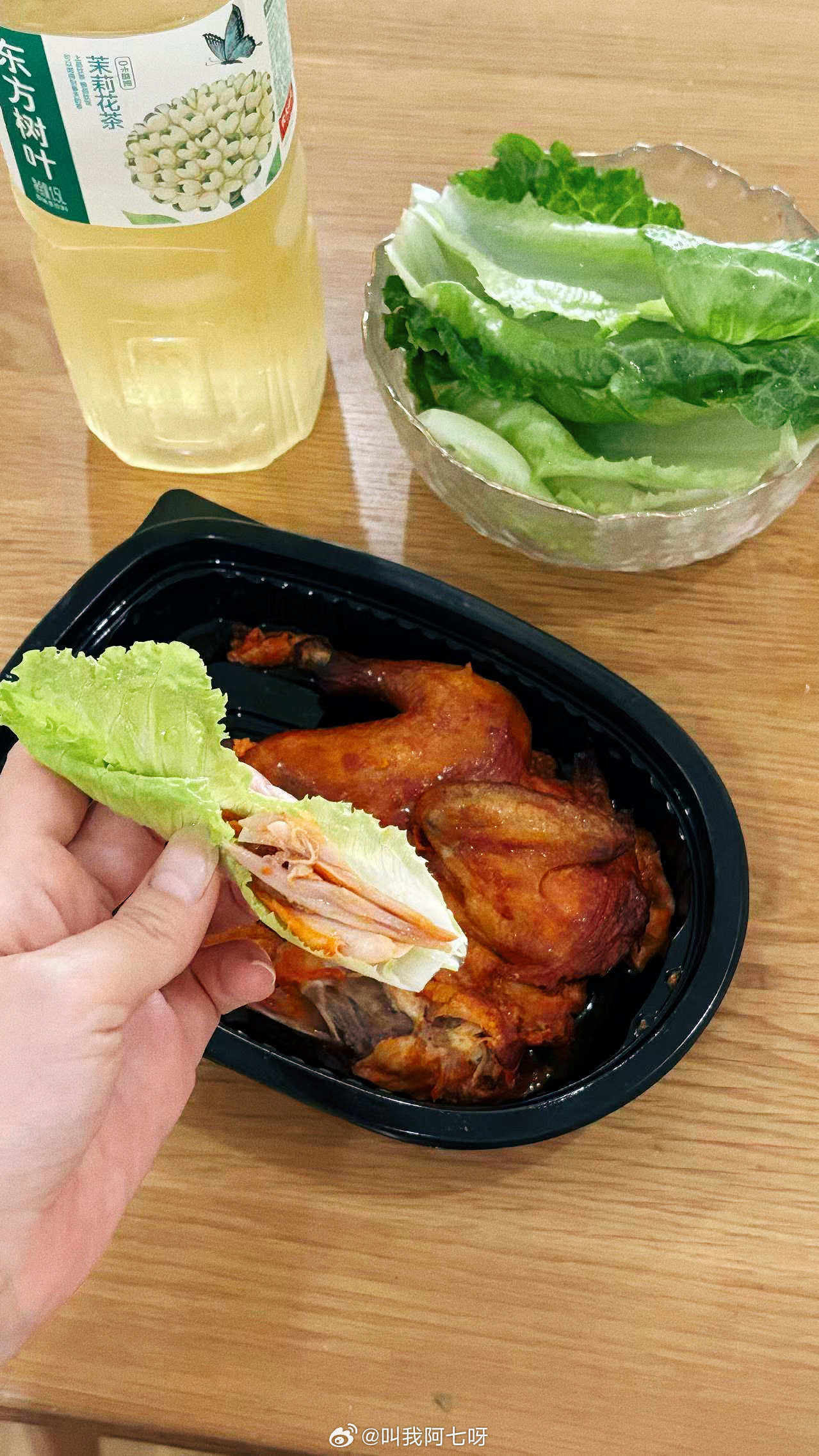 减肥日记 从8.8到今天一个月，瘦了八斤，大部分靠饮食（但我每天日常也走路大概7k-1Ｗ步左右，以前不减肥的时候也是这个频率）好多人问减肥吃啥，我分享一下～1️⃣食谱：早：水煮蛋*2+美式 （这一个月都是这么吃的，偶有吃厌的时候变成茶叶蛋，或者换玉米+豆浆）中：牛肉/虾/鸡肉+青菜+玉米/白馒头/糙米饭晚：青菜+虾/鱼（如果很饿就加个白馒头）但基本不饿，虾很顶饱。2️⃣如果搞不清楚自己吃了多少的可以跟我一样下载Ａpp（我用的食卡卡），根据自己的代谢来计算记录，把热量缺口空出来。3️⃣如果感觉吃咸了身体锁水，可以多喝红豆薏仁水，蜜雪茉莉绿茶（无糖热），排水效果很好，但要早点喝，免得睡不着。4️⃣⚠️最重要！戒掉所有的奶茶，果茶，果咖，宵夜，以及乱七八糟的零食，一切的糖油混合物。只要坚持吃的干净，减脂的效果还是很明显的。下阶段准备加入运动，把身型塑造的更好一点💪