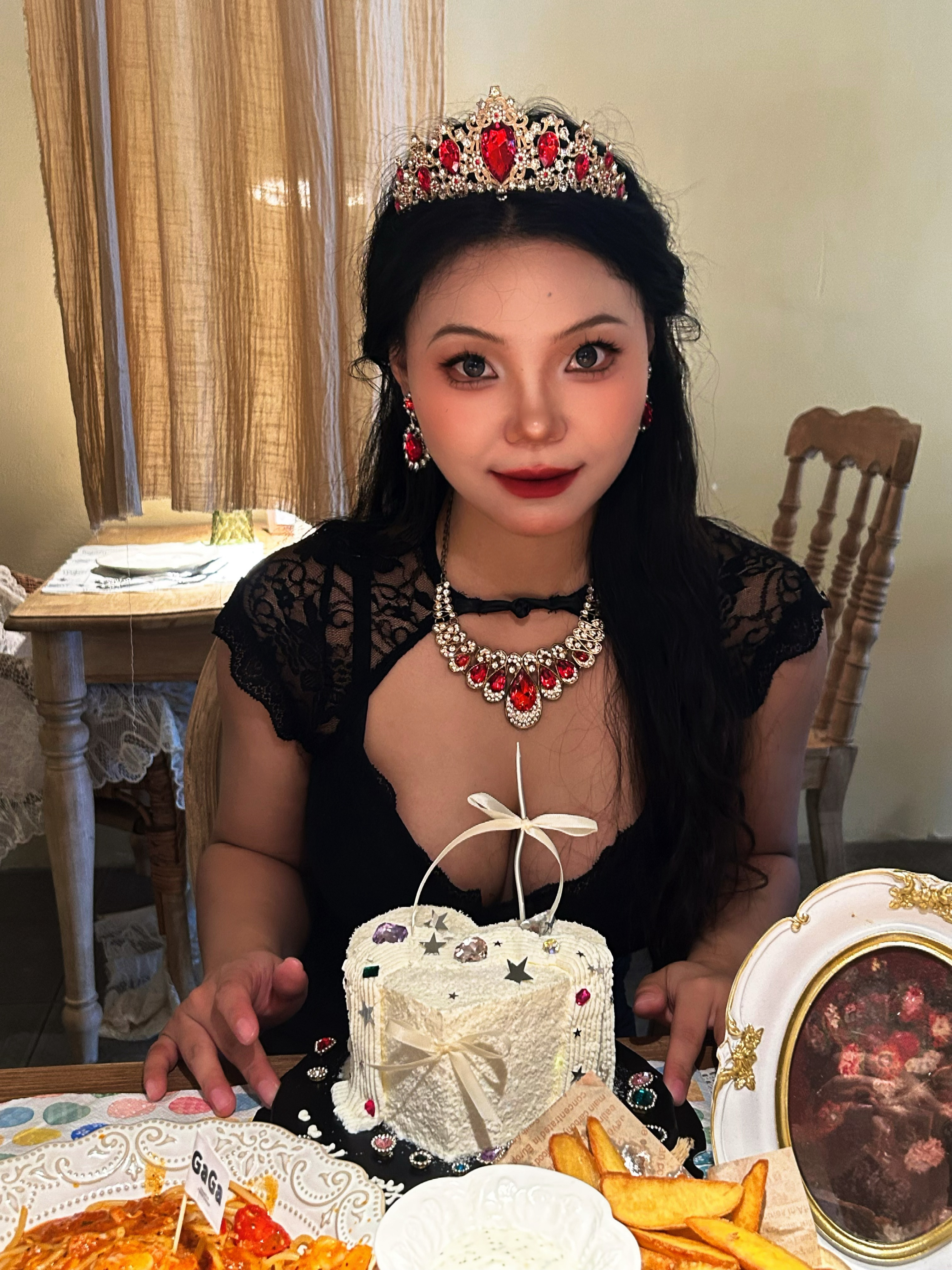 Deepseek说：“去年你问我，‘成为你渴望的样子了吗’，今年你没有问了。”
因为我已经开始知道答案：没有完全成为，但也没有停在原地。工作累、感情模糊、未来不确定，这些都是真的。但同时我有了第一笔工资、去了新的城市、认识了新的朋友、收到了用心挑选的礼物、在生日这天上了班也没有矫情。
“你 ​