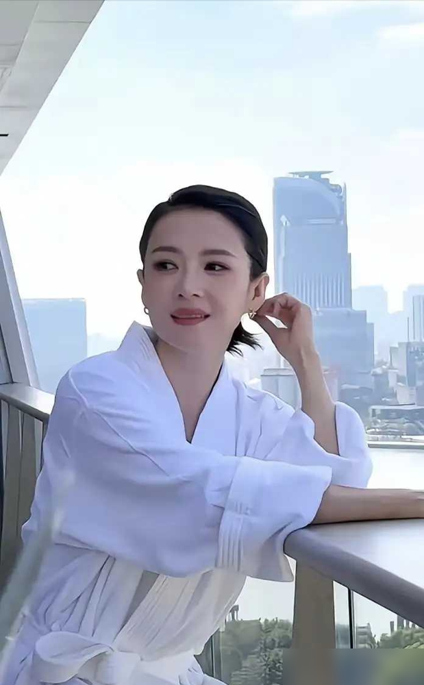 章子怡这身白衣服，一点花样没有，照样把全场压得死死的。
有人说她是靠脸靠身材，真不是。她早说过，自己从来没失望过，也没丢过自信，因为自己足够好。
20岁出头那会儿，她就撂过狠话：既然有机会了，就做出个样子给你们看。后来拍戏吃了多少苦，离婚带娃被多少人盯着看，她愣是没塌过。
40岁再聊这些，她说
