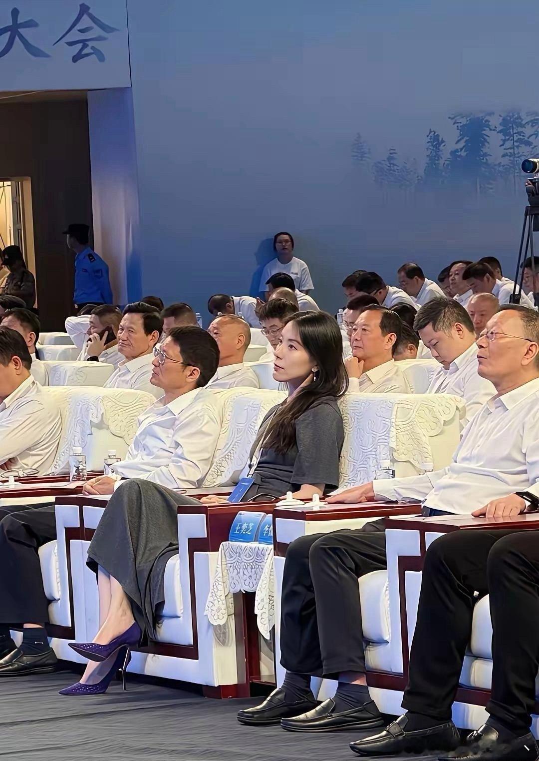 不得不说蔚来老板娘确实漂亮，我一个女都要看多两眼 ​