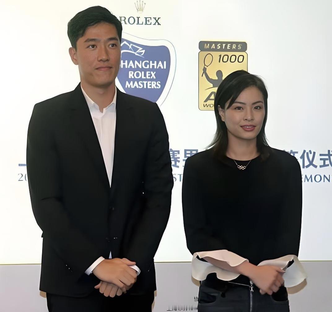 刘翔和吴敏霞同框。刘翔是中国前 110 米栏奥运冠军，吴敏霞是跳水奥运五金王，两人近期因 2026 年 8 月爆发的退役安置争议而被公众对比关注。‌
 刘翔目前面临“当教练或买断”的二选一抉择，而吴敏霞已在 2024 年平稳过渡为上海跳水队青训教练 。‌‌