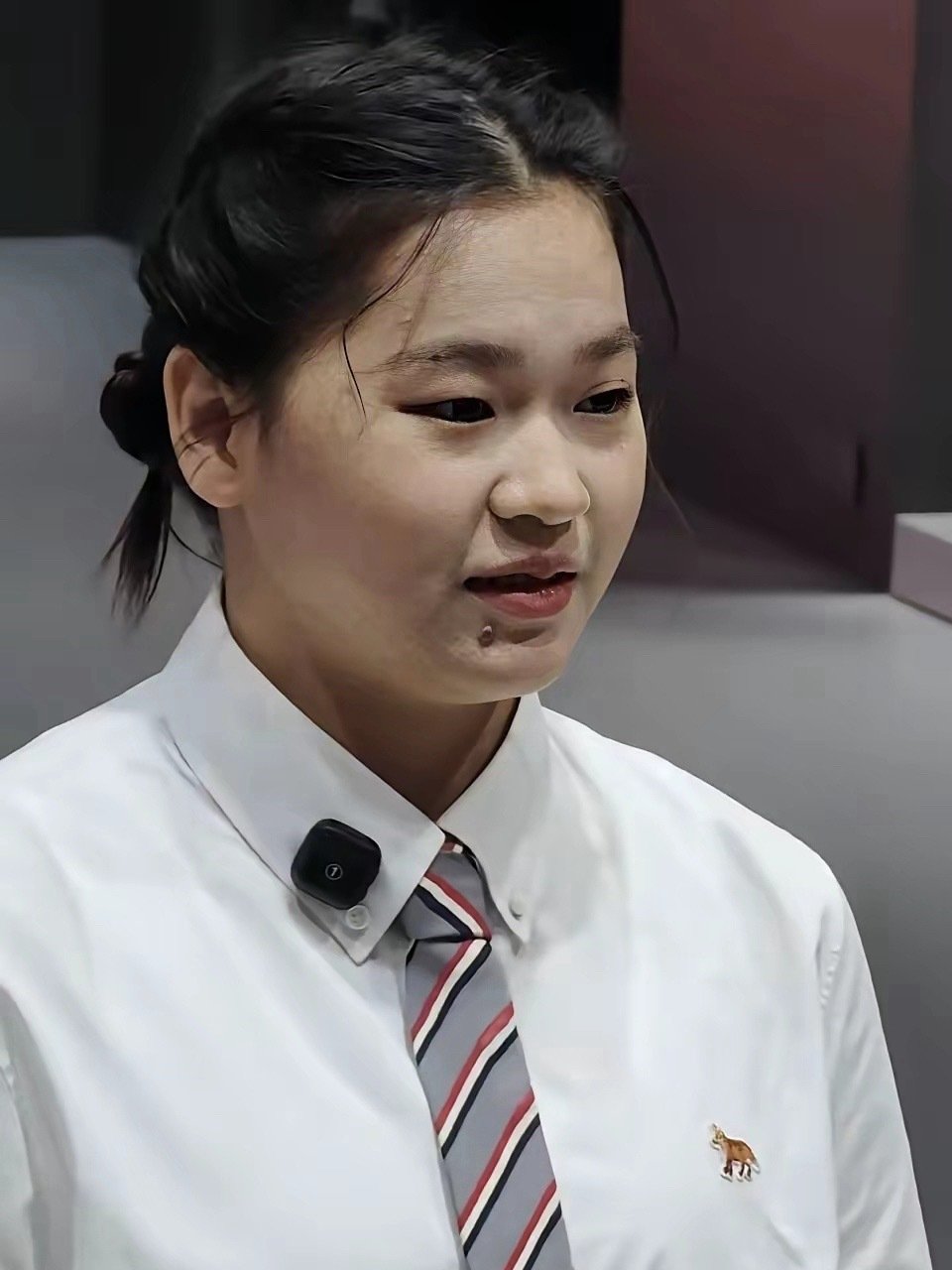全红婵真的胖了，她的面相珠圆玉润的，不过看起来特别舒服，真的很有福相。
下巴上的那颗痣不知道有没有什么说法。 ​
