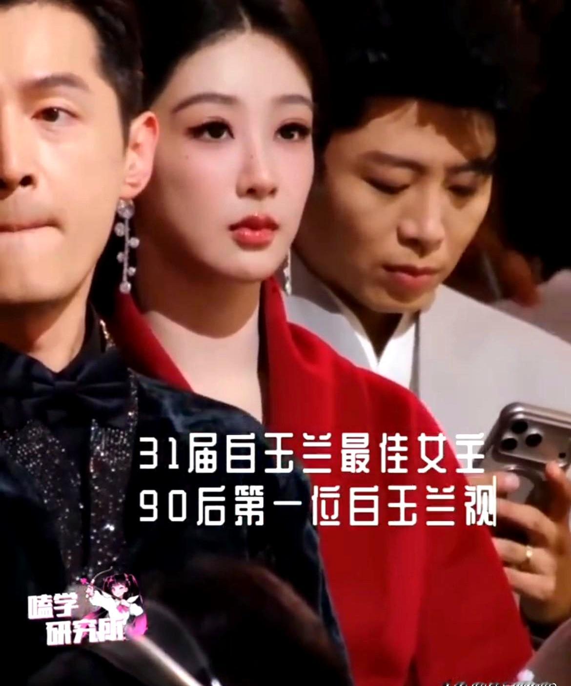 金鹰奖内场镜头扫过去，胡歌右眼角那道车祸留下的伤疤，在强光底下一清二楚，连遮都没遮
 

靠脸吃饭的圈子里，脸毁成这样，换别人演艺生涯大概率直接断崖。当年刚凭《仙剑》红透半边天，一场车祸脸上缝了一百多针，谁都觉得他做不了演员了
 

可他硬是顶着这张带疤的脸，从李逍遥杀到梅长苏，一部《琅琊榜》直接站