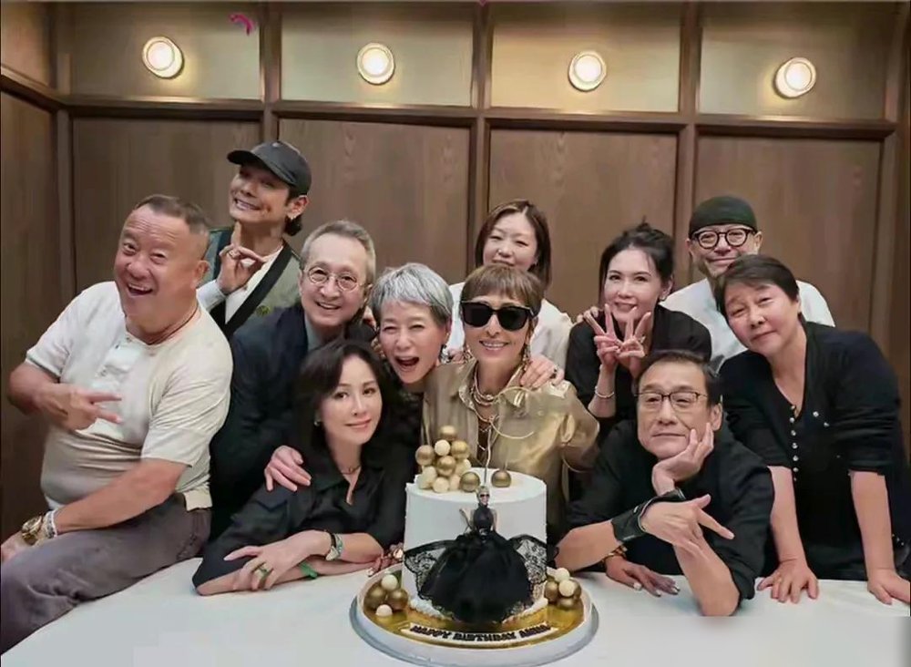62岁了，叶童跟老公陈国熹贴得比热恋小年轻还紧。
上山诗纳生日宴的大合影里，俩人胳膊挨着胳膊，头往一处偏，笑得眼睛都没了。要知道这俩1988年在巴黎结的婚，三十多年丁克，没孩子绑着，外头隔三差五就传他们各过各的。
结果呢？叶童顶着一头银灰短发杀回《乘风2025》，机场生图体态挺拔，皮肤紧得被全网