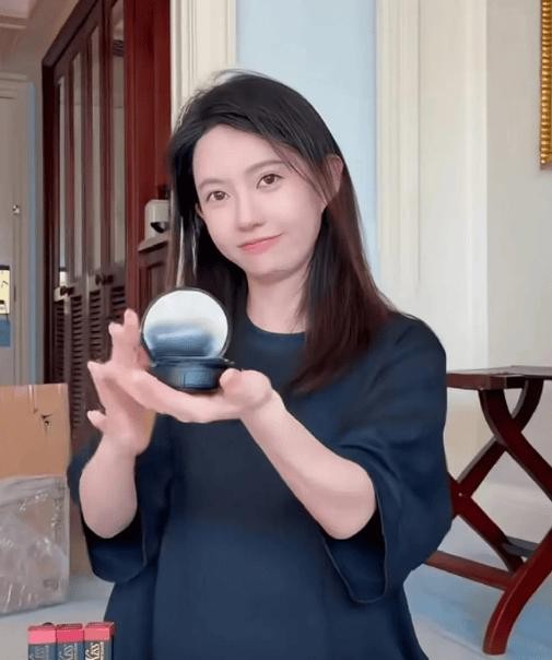 全网已经替白宇和刘萌萌把娃的名字都起好了，结果人家两口子连个标点符号都没往外蹦。
戳穿看热闹的盲区，底下藏着的真金白银其实就一句话：你越急着替别人官宣，人家越要把自家账本焊死在抽屉里。
十二年不吭声的人被几张截图破了功
2013年拍《屌丝日记》认识，2014年走到一起，2018年车库画面流出来那回，