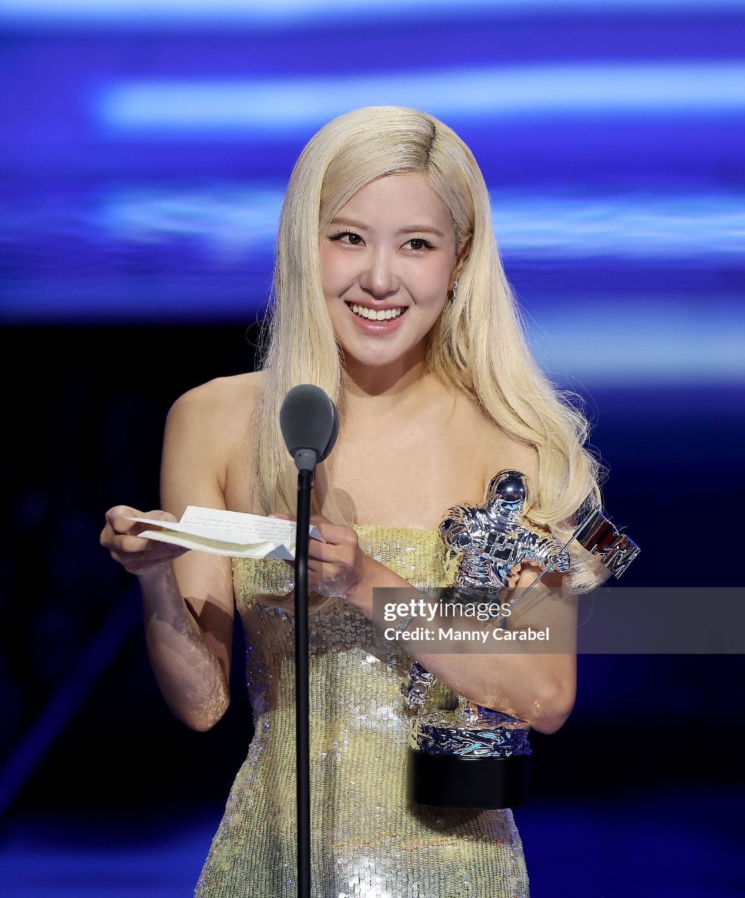 KPOP女 SOLO 歌手中，Billboard Global Excl US SOLO单曲上榜次数最多的艺人：
🥇ROSÉ — 11首（+1）
🥈JEN/NIE — 8首
#朴彩英亚女一# ​