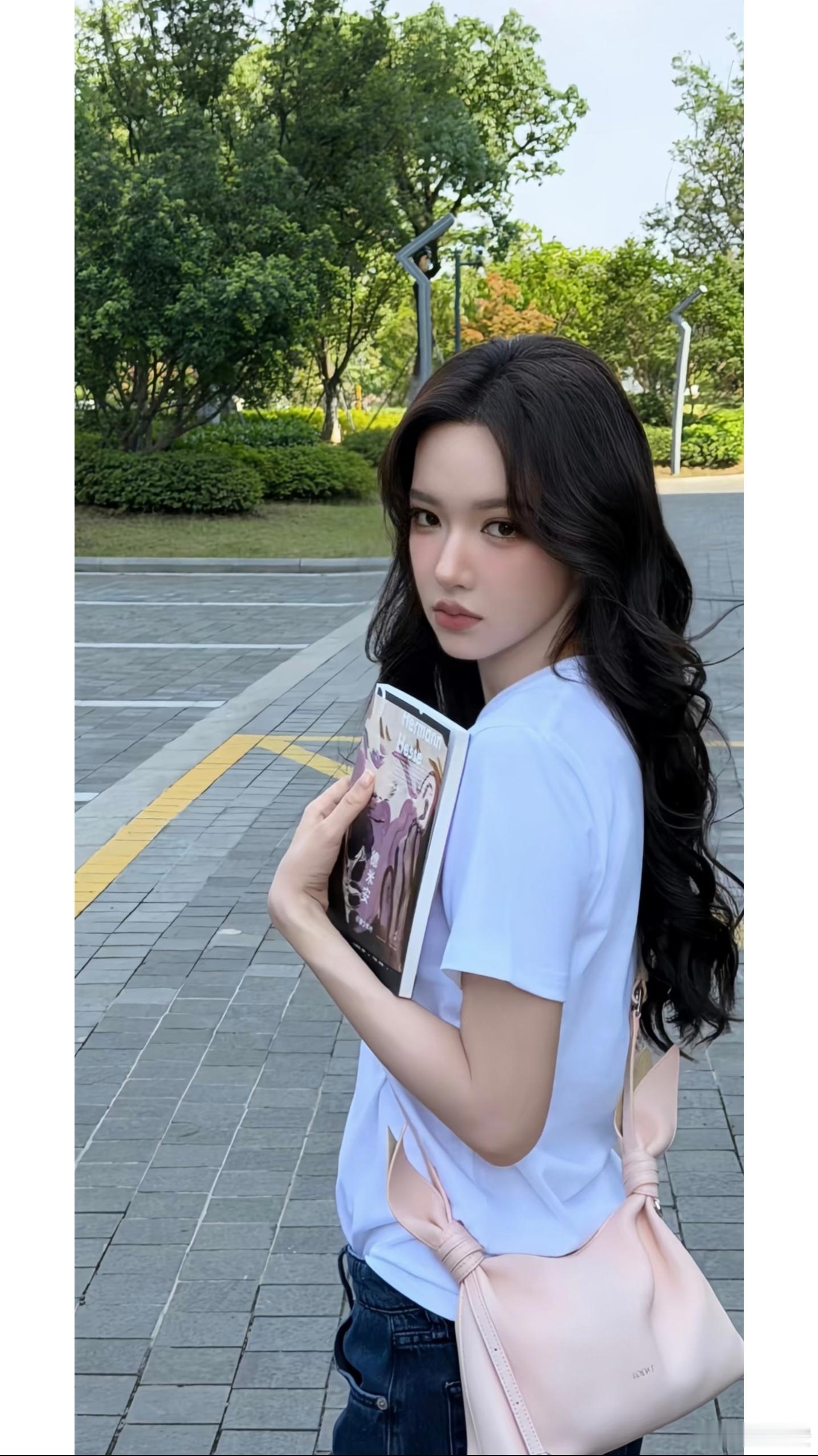 “万物更迭, 季节轮换, 我的心却永恒不变, 只为你留一盏灯𝓐𝓵𝓵 𝓽𝓱𝓲𝓷𝓰𝓼 𝓬𝓱𝓪𝓷𝓰𝓮, 𝓼𝓮𝓪𝓼𝓸𝓷𝓼 𝓻𝓸𝓽𝓪𝓽𝓮, 𝓫𝓾𝓽 𝓶𝔂 𝓱𝓮𝓪𝓻𝓽 𝓻𝓮𝓶𝓪𝓲𝓷𝓼 𝓮𝓽𝓮𝓻𝓷𝓪𝓵, 𝓵 ​