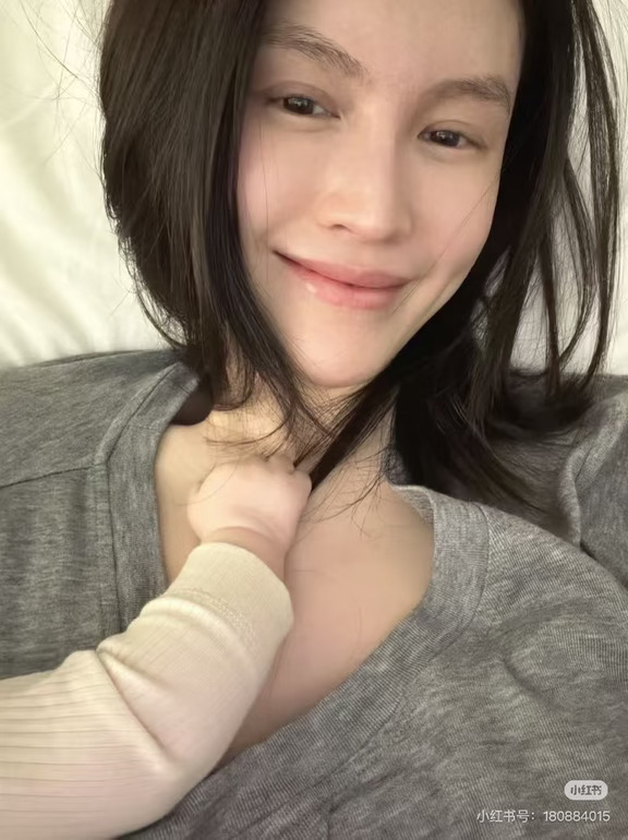 何穗生日晒了很多宝宝的照片，超有母爱的‼️
