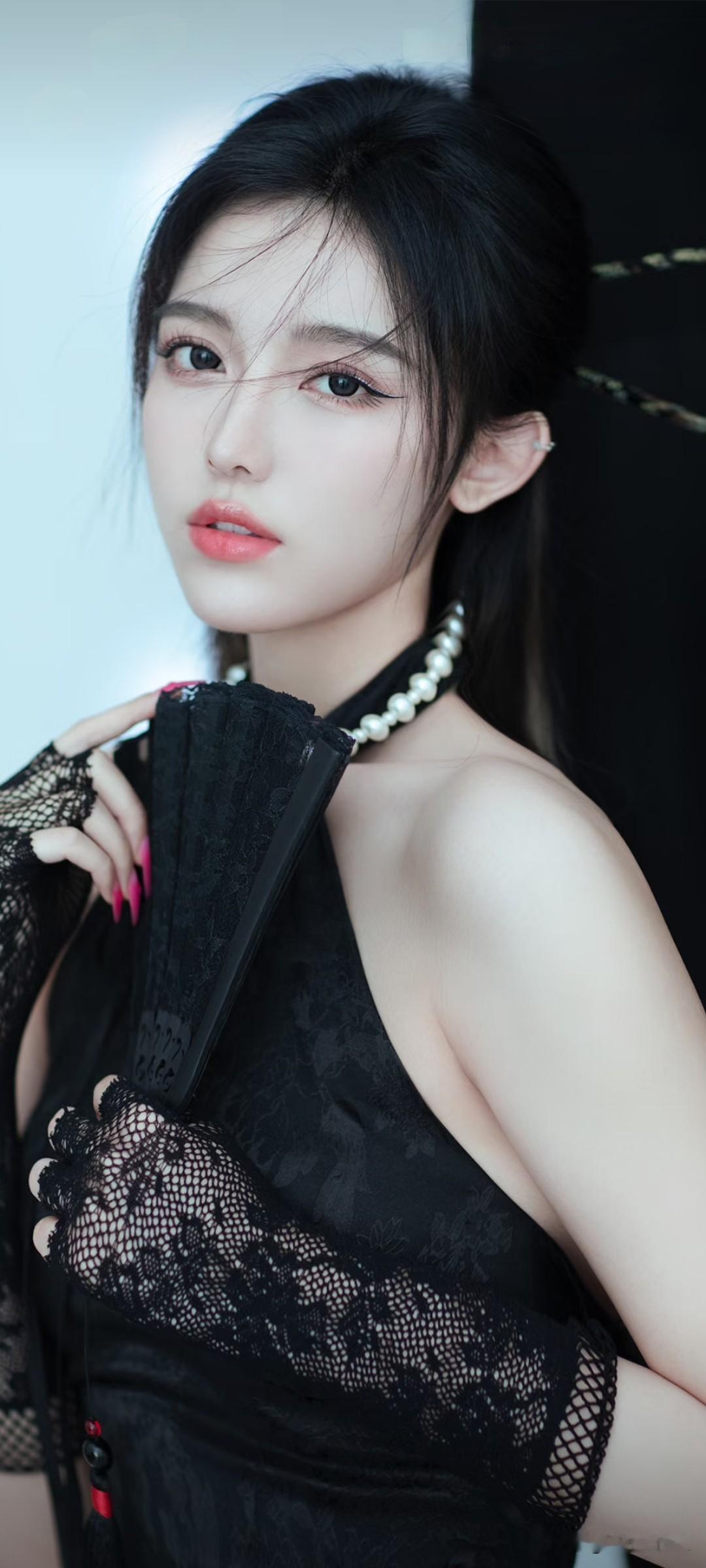 顶级模特的魅力！ 她出现的那一刻，光就有了形状。 她站在人群里，不必开...