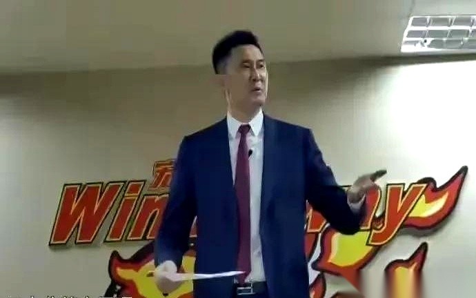 广东男篮想要重回巅峰，这套旧班底必须推倒重来。 第一步得先“动刀”老臣...