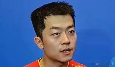 谁能想到！原来孙颖莎的青梅竹马，竟然是他！孙颖莎夺冠背后的“神秘军师”，竟是这位昔日冠军？
都说赛场如战场，孙颖莎那股子“大魔王”的气势谁人不晓？但你能想到，当年那个坐在场边，拿着小本子帮她记战术、递毛巾的“专属教练”，竟然也是位全国冠军？
2013年，两个13岁的小孩在国家队训练馆相遇。河北来的孙