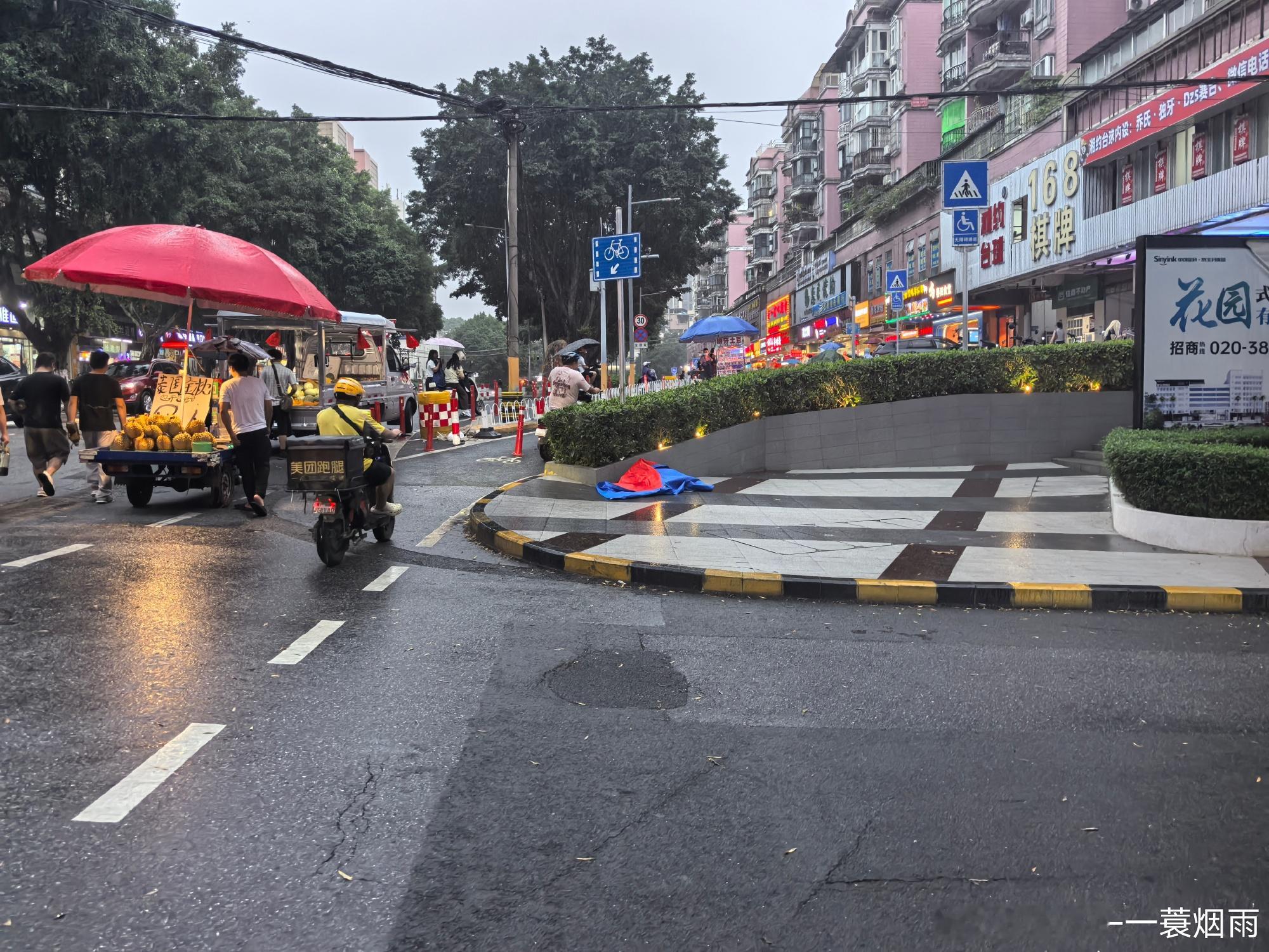 热了一周了，终于在傍晚迎来了一场雷阵雨。下班回家，顺便买点吃的。看到喜...