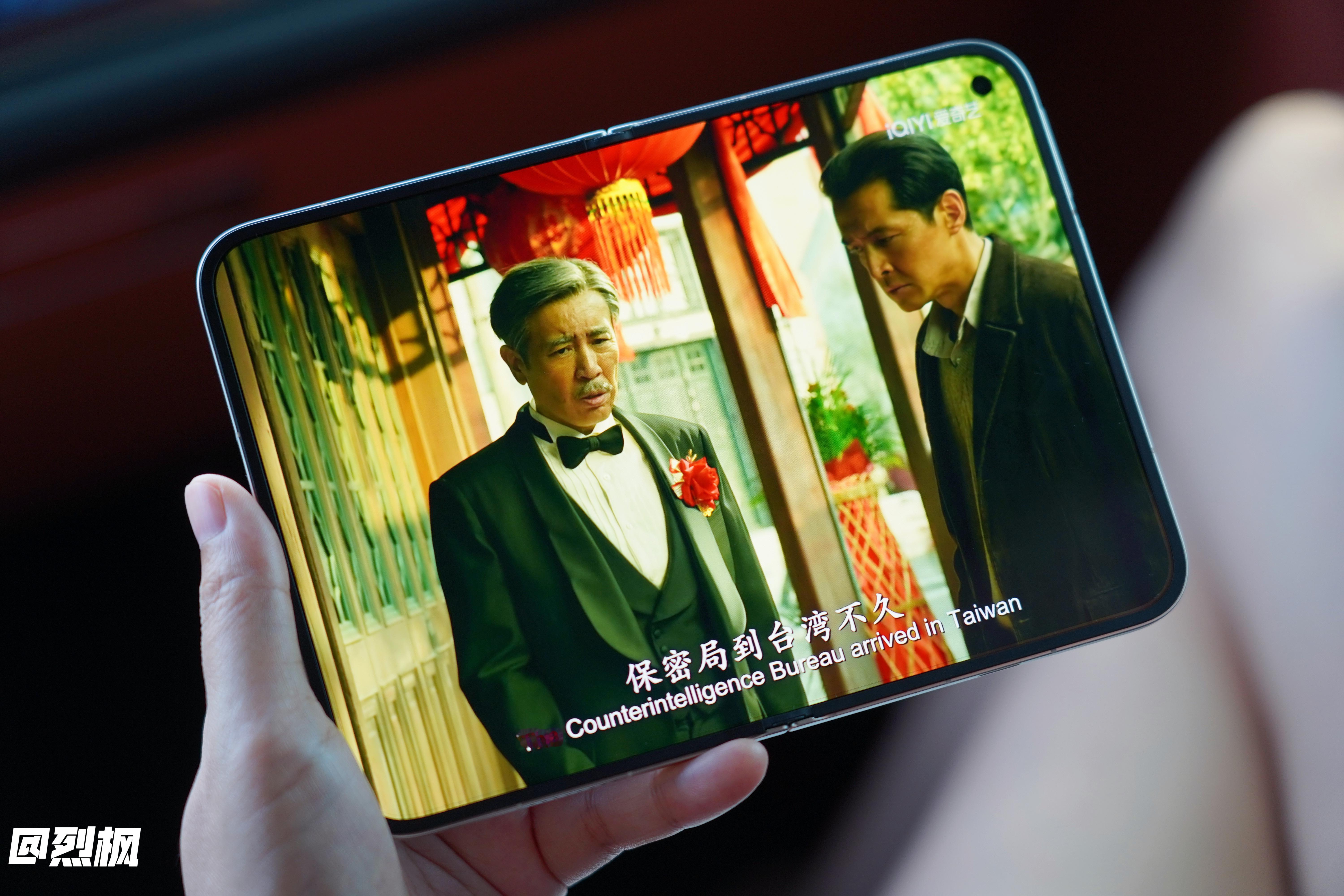 小米18 Fold正式开售，起售价10999元，16+1T LPDDR6版本14999元…
陶瓷特别版15999元，不过昨晚发布会还没结束就没货了！ 

LPDDR6版上手玩了几天，简单聊聊使用感受：

以往折叠屏手机要么机身又大又重，揣口袋里都难，牺牲便携性，要么为了轻薄疯狂减配，性能、影像、系统体验处处妥协。不少折叠机看 ​