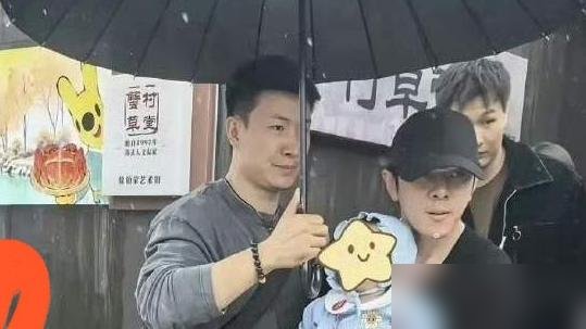 李佳琦在阳澄湖抱个孩子，热搜直接炸成“疑似当爹”。
他直播里原话是：“不想回应了，无所谓真的，疯了，中秋节的事现在才搞。”旁边助播跟着补刀：“没有，他没有。”
就抱了下朋友家宝宝，被传成隐婚生子。更扎心的是，这波热搜没带来流量，近30天反而掉粉11万。
美腕那边装死，一个字不回应。李佳琦自己倒