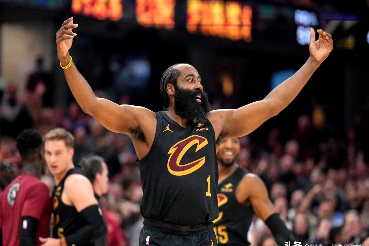 哈登的正负值是+1，骑士队却输了球。    这事儿就有意思了。客场打猛...