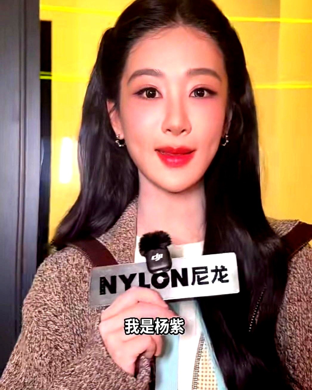 杨紫在米兰，怎么穿了身这么“家常”的衣服？

化妆师王亚飞这次没下狠手，顺着骨相简单勾勒，主打一个真实。杨紫裹着厚实的秋冬新款就出去了，没架子，也没硬凹造型，整个人松弛得就像在自己家小区遛弯。

结果外媒的高清镜头怼脸拍，闪光灯狂闪，她皮肤状态竟然出奇地好，通透又干净。这一对比，旁边那些卯足了劲儿的