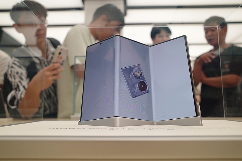 华为三折叠值不值得买？一代用户已经帮你踩完坑了

所有人都在问&34;三折叠值不值得买&34;。

但这个问题框架就错了。真正该问的是：两万块买一台&34;手机+平板二合一&34;，对你来说值不值？



一个残酷的事实：一代价格已经崩了

Mate XT一代2025年11月发布，起售价19999元。黄牛一度炒到9万块。