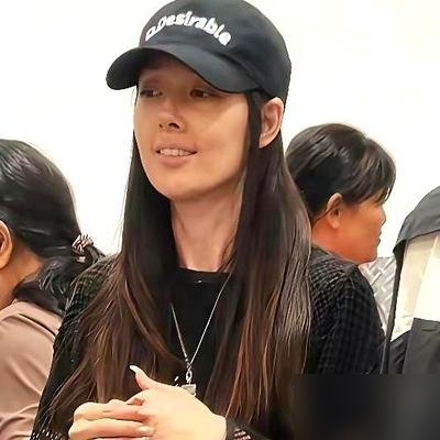 42岁郭碧婷在巴黎被拍，脸都凹进去了。
网友吵翻了，有人说这是自然老去的骨相美。另一波人直接开喷，说看着像饿了三天，憔悴得吓人。
可你看她穿着香槟金亮片裙，站在塞纳河边的石雕旁淋着雨拍片。不躲不闪，该干嘛干嘛。
别忘了，这姐常年一个人待在台北带娃。老公向佐在内地直播，旁边站着个跟她撞脸的女助播
