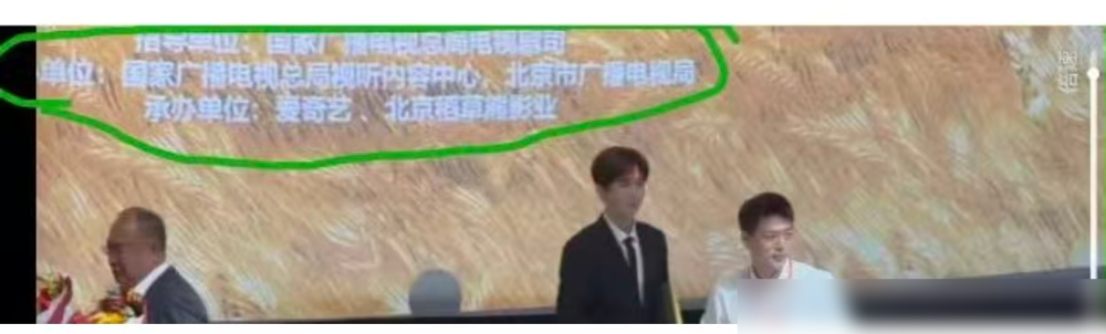 成毅这回是真要穿上军装了，没溜粉，没炒作，10月13日直接甩出官宣海报。
《不见英雄花不开》，24集，建军百年献礼剧，稻草熊出品，导演张黎，编剧唐尧，这配置放内娱正剧里算是顶格了。
最狠的是，成毅一人分饰两角，王轩和青年王展飞，跨代际演父子还是跨时空演爷孙，剧方没细说。但志愿军英烈遗骸归国这个题
