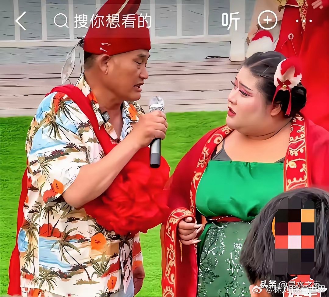 大衣哥朱之文的演出，这些景区邀请他演出，景区也是为了蹭他的流量，和热度，这样演出的画面也是饱受争议，快60岁的人也是不断的跑演出，演艺事业也很拼！ ​