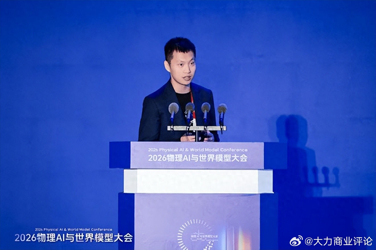 Momenta CEO曹旭东: 2028年将迎来L4规模化拐点
 
10月20日，在2026物理AI与世界模型大会上，Momenta CEO曹旭东发表主题演讲，指出世界模型正加速智驾摩尔定律，并预判2028年将成为L4规模化落地的重要拐点。

曹旭东将智驾安全性与性能每两年提升十倍的趋势概括为“智驾摩尔定律”，并认为这一规律也适 ​