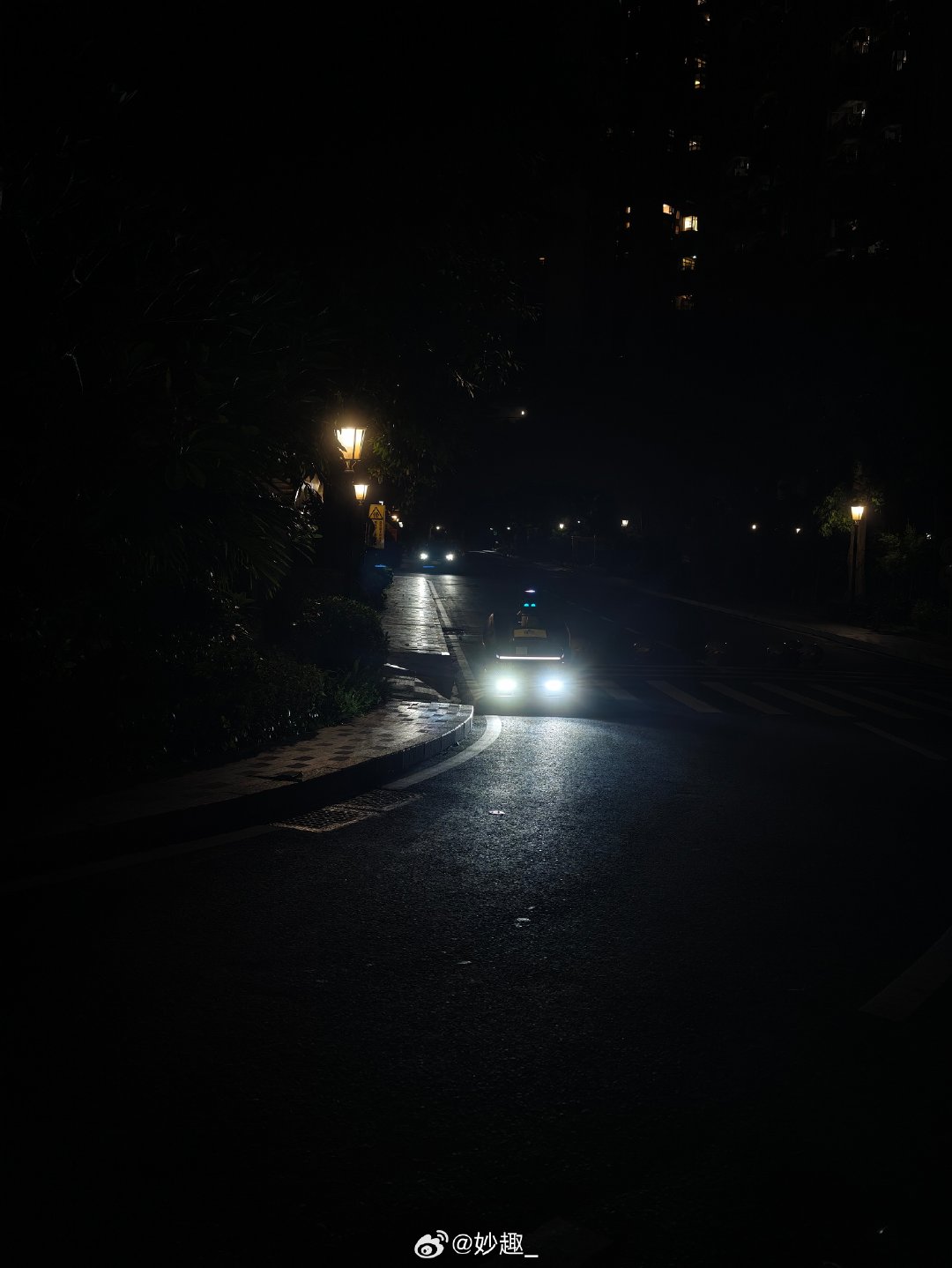 我小区内部道路的理想牌电动扫地机器人[doge][挖鼻]#理想汽车[超话]# ​