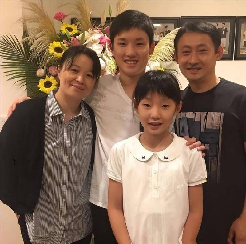这几天连着熬夜追亚运会的乒乓球比赛，盯着屏幕看得久了，我心里突然冒出一个挺莫名的感慨。
其实不是关于输赢，是关于张本宇带着张本智和、张本美和这父子三人。不知道大家有没有仔细留意过他们的微表情和肢体语言？跟前几年比，这三个人的精气神可以说经历了彻头彻尾的“重塑”。
说白了，他们身上最后那一丁点能让我们