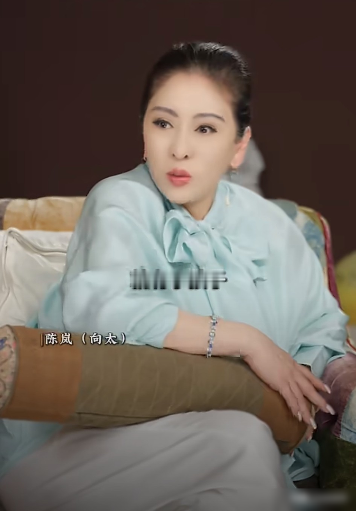 向太直播放狠话，女儿敢未婚先孕就打断腿。转头自曝，自己当年怀了向华强的孩子，瞒着对方一个人去医院打掉了，十年后才说。
她说那会儿交往时间短，不想用孩子逼婚，更不想让婚姻从被迫开始。
狠是真狠，对自己下手比谁都重。
但网友不买账，扒出那阵子向华强还没离婚。你猜她是不想逼婚，还是不敢赌？
一边教