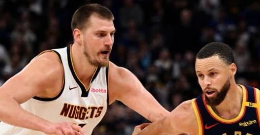 约基奇排出的这份NBA历史前四榜单，估计能让全世界一大半球迷当场吵翻天。
这里头既没有历史总得分王詹姆斯，也没有手握六座MVP的贾巴尔，他偏偏把还在联盟里跑着打球的库里给塞了进去。
另外三位倒是挑不出大毛病：11次夺冠的比尔·拉塞尔，留下单场100分和单赛季场均50.4分怪兽数据的张伯伦，再加上