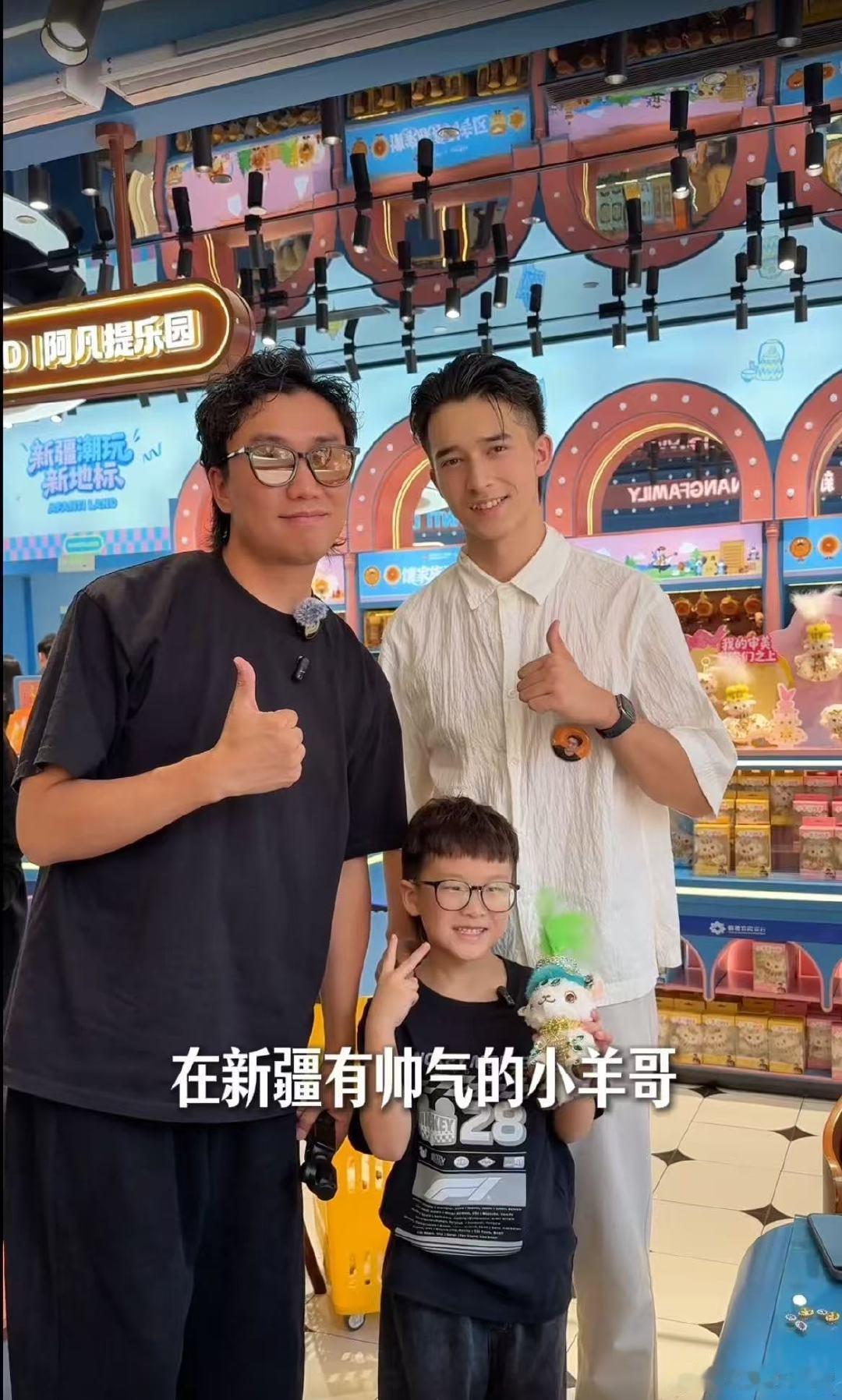 小狗才是这趟旅途的隐藏“军师”，早跟小朋友串通，到草原负责选羊，爸爸还不知情。还好腾势 N8L 够宽敞，装下玩偶、狗子、酷酷的小羊。浪漫不止属于大人，孩子那些可可爱爱的小心愿，也值得被认真对待。 ​