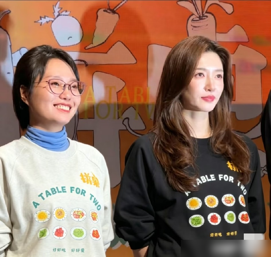 同一件卫衣，李雪琴穿是下楼取快递，江疏影穿是去签合同，这差距太真实了。
《拼桌》宣传，俩人撞衫，都是那件黑卫衣。李雪琴随便一套，头发一扎，整个人松松垮垮，像刚睡醒。江疏影呢，内搭露出个白边，衣角塞进去一点，头发丝都透着利索。
不是说谁丑谁美，就是两种活法。李雪琴在桃花坞把秀服比作轮胎，自己先笑了