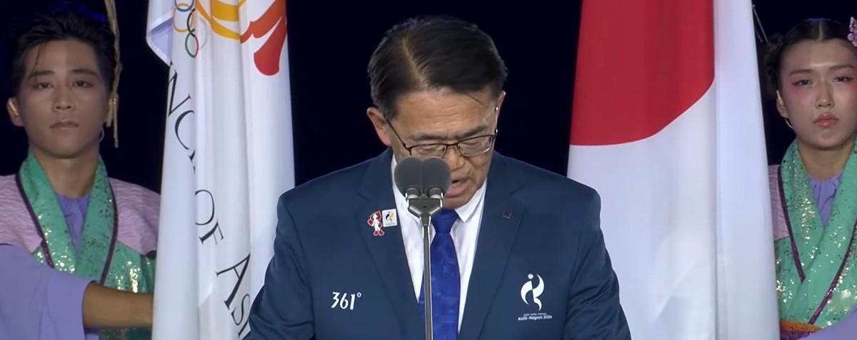 名古屋亚运会开幕式上那位站在发言人身后的日本女性全程面无表情，成了整场仪式最扎眼的画面。镜头扫过去，旁边的人至少还端着点场面上的样子，唯独她嘴角纹丝不动，像是被临时拉来凑数的。这事往小了说是个人状态问题，往大了看，恰恰暴露了这场开幕式从头到尾的拧巴。能容纳三万人的体育场空座成片，观众席稀稀拉拉，开幕