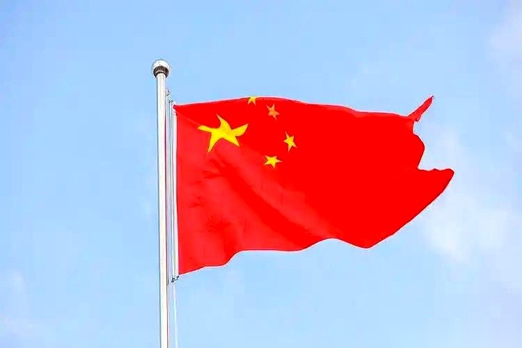 九月十六日，一则关于中国移动对外开源全新机器人通用底座的消息，直接砸碎了各大厂商办公桌上的平静。
这头海对岸的科技巨头们还在聚光灯下，满头大汗地让自家单台机器狗表演后空翻；那头这边直接一步跨到了幕后，毫不客气地拔掉了各大厂牌自建的篱笆：以后不管你们造的是什么机器铁骨，都得按同样的规矩开口说话。
这根