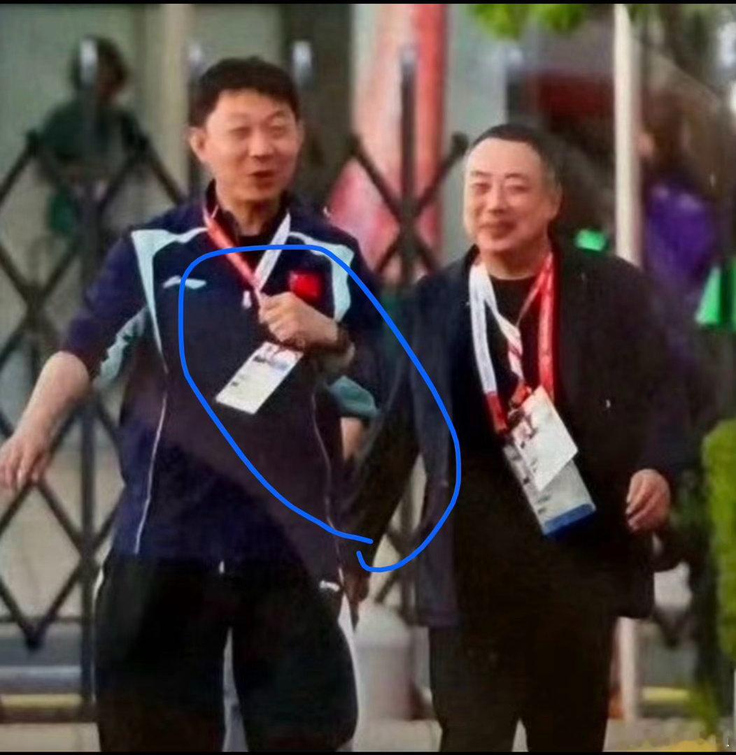 #刘国梁来看亚运会了#p图没p好，中间绿色袖子翻起来还有一个胳膊，一个人三个胳膊？ 这词条谁给买的？什么目的？ ​