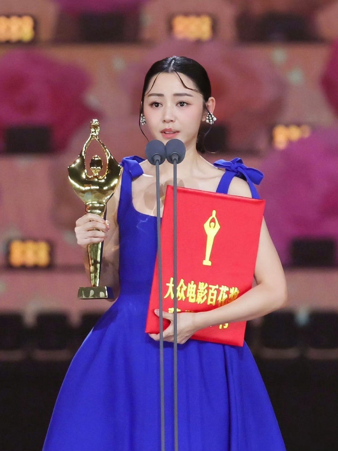#双料影后首谈心目中理想型#卫诗雅近日在节目中首次谈论心中理想型，但并非择偶标准，而是分享了她对座驾的严苛要求，“颜值是底色，实力是底牌”。 ​