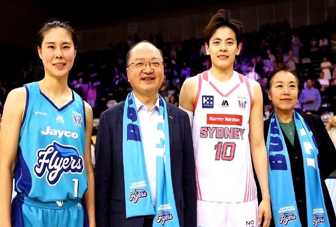别再传去WNBA了，杨舒予打的是澳洲WNBL。

首秀打首发，出场将近27分钟。开场直接断了对手底线球，一条龙反击拿下生涯第一分。上半场靠突内线撕扯，下半场被重点盯防后果断拉外线，全场12投5中，交出11分2断、正负值+6，直接带队拿下开门红。

对面坐着的还是老队友王思雨，替补上来同样硬凿了11分