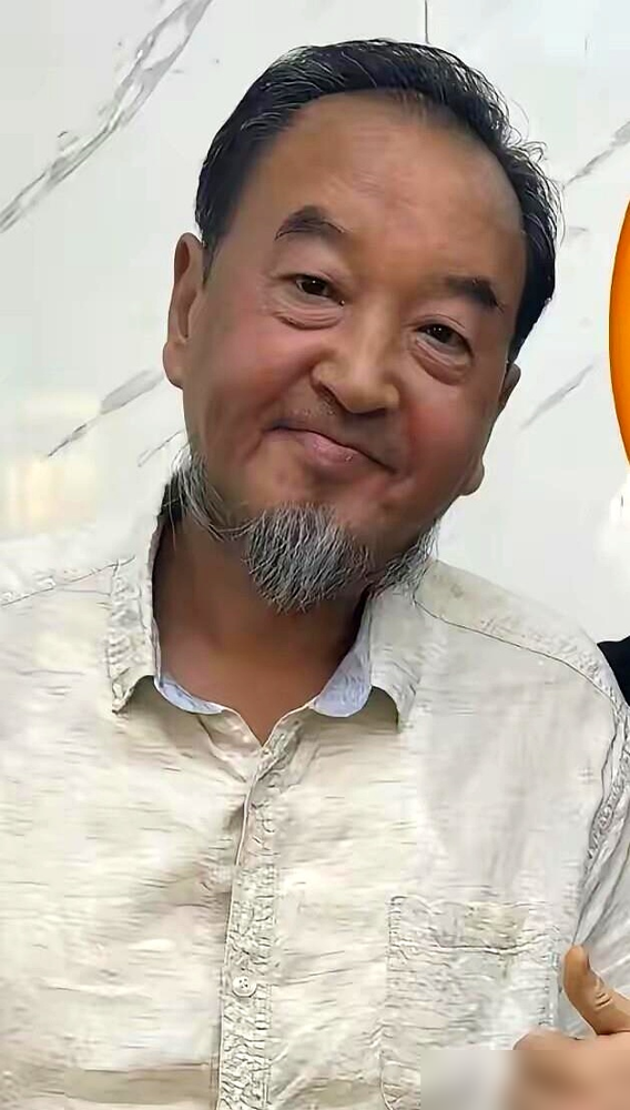 白岩松这张脸，直接把央视滤镜干碎了。
57岁，满头白发不打理，眼窝陷进去，脸颊那层皮都挂不住了。10月3日流出的那组镜头，没修图，没灯光，就是新闻直播间里最真实的状态。有人惊呼认不出，有人截图对比二十年前那个眉头紧锁、头发乌黑的白岩松。
最狠的是五月份给高三考生录寄语，近景一拉，疲惫感直接溢出屏