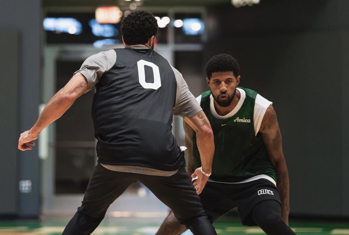 这事得从两份打架的评级说起。ESPN给凯尔特人送走布朗的交易打了D+，The Athletic也给了D+，体育画报直接给F。转过头，同一个ESPN在赛季预测里把凯尔特人放在东部第五，48胜34负。同一家媒体，一边说这笔交易亏了，一边说球队战绩不会差。矛盾就摆在这里。
媒体看的是82场，不是一场抢七