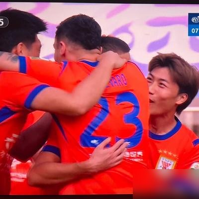 客场5比3，泰山把武汉三镇直接踢降级了。
小将依木兰8分钟破门，克雷桑10分钟干进去俩，卡扎最后又补两刀。这哪是踢球，这是收账。
再看积分榜，泰山扣了5个罚分还排第四。没包袱，没压力，纯当判官。助理教练唐田赛前就撂了一句话：全力以赴争胜。
结果真没手软。三镇赛前还想着搏命，赛后直接确认降级，连